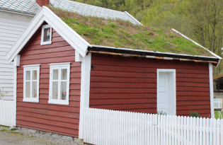 Bilde av lite rødt hus