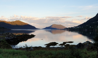 Bilde av fjord og fjell