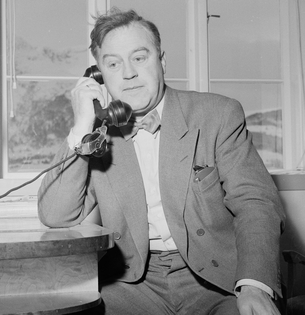 Mann snakker i telefon. Foto.