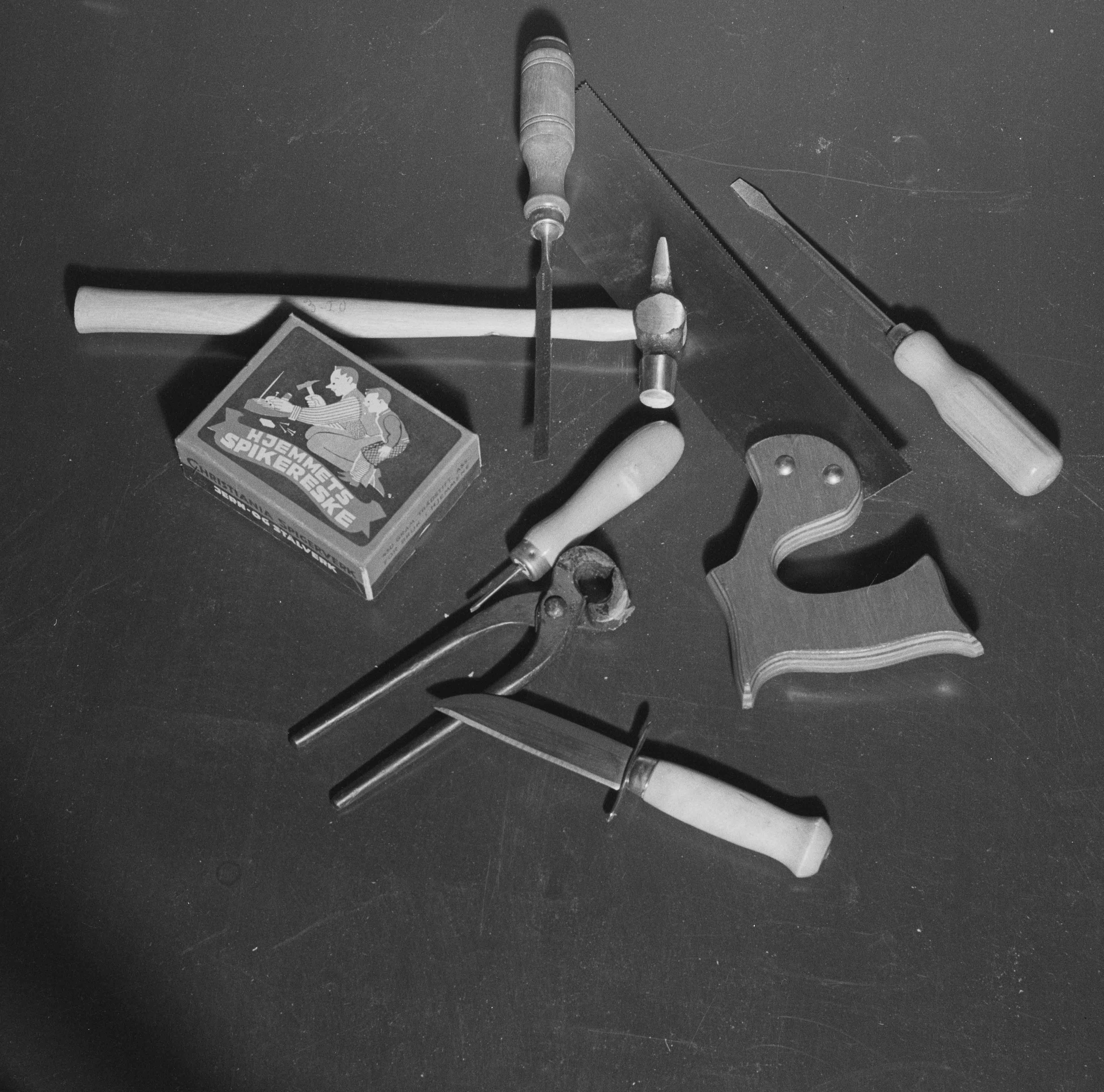 Diverse leketøyverktøy liggende på et bord