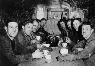 Personer som sitter rundt et bord og spiser i Kongsberg sølvverk.