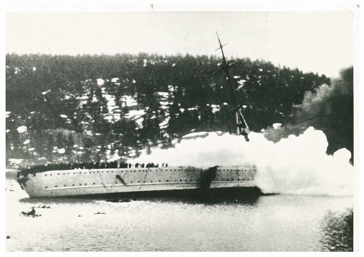 Blücher senkes i Drøbaksundet 9.4.1940 (RA, NTBs krigsarkiv, U/Ud/L0073b).